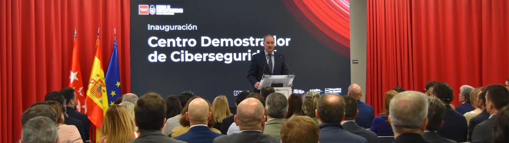 Inauguración del Centro Demostrador de Ciberseguridad con un ponente durante un acto institucional ante el público.