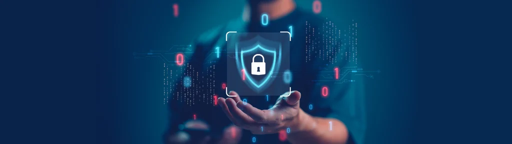 Mano sosteniendo un escudo digital con candado que representa la protección de datos y la ciberseguridad.