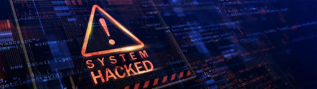 Alerta de sistema hackeado con mensaje “System Hacked” sobre código informático que representa un ciberataque.